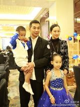 组图：赵文卓为女儿庆生 儿子呆萌出镜一家温馨