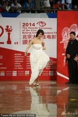 组图：大影节闭幕式 汤唯红裙知性王丽坤温婉