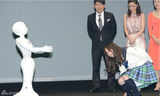 组图：上户彩身着短裙露美腿 夸赞智能机器人