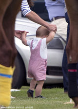 组图：威廉王子参加马球比赛 凯特带小王子助威