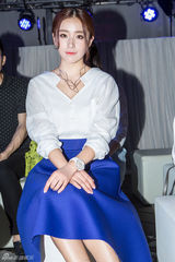 组图：阚清子出席时装秀 造型出众夺人眼球