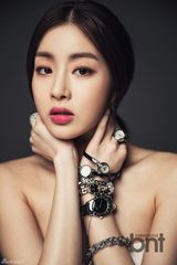 组图：韩星姜素拉拍写真 演绎清新冷艳魅惑