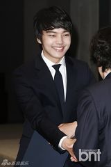 组图：白珍熙优雅白裙赛仙女 与吕珍九同任宣传大使