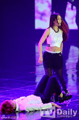 组图：BoA与EXO-K劲歌热舞助阵MCD十周年