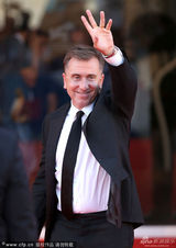 组图：威尼斯红毯赵薇艳粉如女王 郝蕾秀八字奶