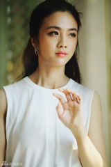 组图：汤唯白裙优雅文艺 与冯绍峰娇羞合影