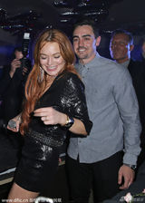 组图：林赛罗韩夜店纵情狂欢 连唱带跳搂男热舞