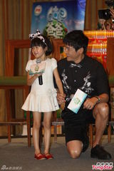 组图：《爸爸2》陆毅见面会 鲍蕾携女儿齐亮相