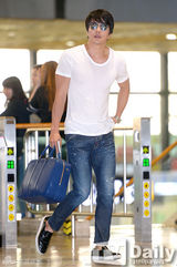 组图：权相佑白T牛仔现身 胡茬突显男人本色