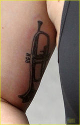 组图：LadyGaga抱狗晒事业线 手臂内侧添新纹身