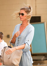 组图：超模吉赛尔亲子外出 儿子表情严肃