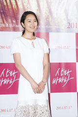 独家：韩星尹珍睿镂空白裙出席试映显优雅