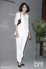 组图：韩星金雅中出席婚礼 裤装显长腿