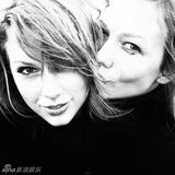 组图：泰勒-斯威夫特与超模好友同居 长腿组合超有爱！