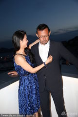 组图：姜文携妻周韵恩爱拍写真 铁汉也有柔情时