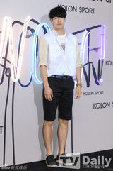 组图：EXO汤唯等亮相活动 休闲装扮也时尚