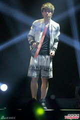 组图：张敬轩为舞台剧损失大 钟舒漫低胸需报备