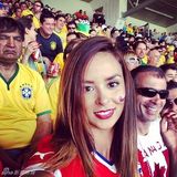 组图：智利新乳神助威世界杯 掀衣性感露胸