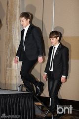 组图：偶像组合EXO成员代表出席仁川亚运记者会