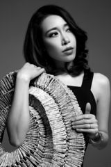 组图：金池曝黑白写真 魅惑眼神演绎冷都女