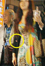 组图：76岁爷孙恋男主角换新欢 与嫩模亲密出街