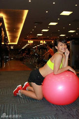 组图：盘点各地武术奇女子：徒手劈砖 以头碎瓦