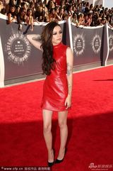 组图：洛伊德超短皮裙亮相 纹身惹眼不失可爱