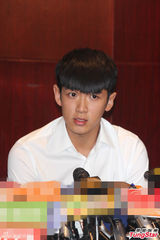 组图：柯震东台北道歉会气色不佳 情绪较为镇定