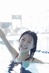 组图：大眼美少女逢泽莉娜肤白貌美 泳池拍大片清凉出镜