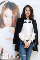 组图：T-ara智妍发个人单曲 白衫黑衣显清新