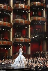 组图：“魔形女”詹妮弗劳伦斯:天生丽质何弃治