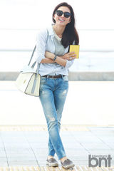 组图：金喜爱便衣亮相机场 散发熟女知性美