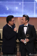 组图：辣妈孙俪获最佳女演员 老公邓超代其领奖