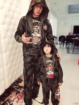 组图：陆毅萌女贝儿咧嘴甜笑 唇红齿白精灵古怪