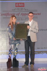 组图：张惠妹踩恨天高如马蹄 平地长30厘米