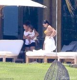 组图：卡戴珊度假日光浴 丰腴美背一览无余