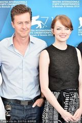 组图：开幕片《鸟人》发布 艾玛-斯通显霸气