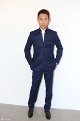 组图：《黄金时代》剧组合影 汤唯笑容灿烂