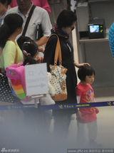 组图：辣妈小S带女儿现身机场 戴猫咪发箍扮嫩