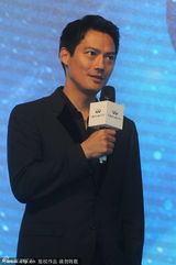 组图：周迅夫妇亮相慈善活动 高圣远变妻管严