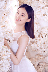 组图：毛林林素颜纯美写真 新剧角色引热议