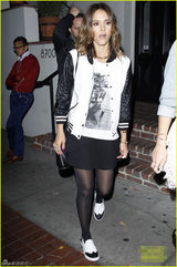 组图：阿尔芭潮装现身笑容腼腆 黑丝短裙秀美腿