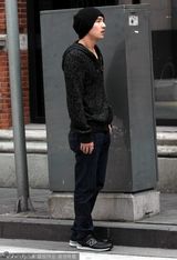 组图：赵又廷帮高圆圆买早饭 情侣装同出酒店