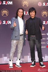 组图：动力火车哥俩沧桑 短发尤秋兴打扮摇滚