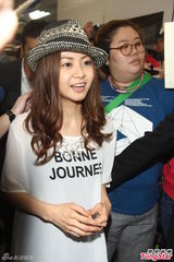 组图：仓木麻衣冒雨抵台 超嫩童颜数年没变