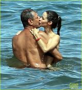 组图：61岁杰夫携31岁未婚妻湿吻无惧海浪