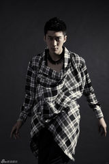 组图：宋珉宇潮装写真 目光深邃气场足