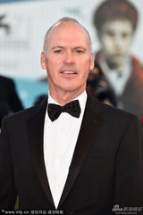 组图：威尼斯开幕 迈克尔-基顿光头帅气亮相