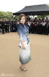 组图：赵薇亮相时装周 蔚蓝风衣肌肤水嫩