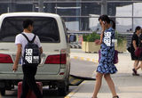 组图：田亮黑超炫酷叶一茜秀美腿 与友人搂腰